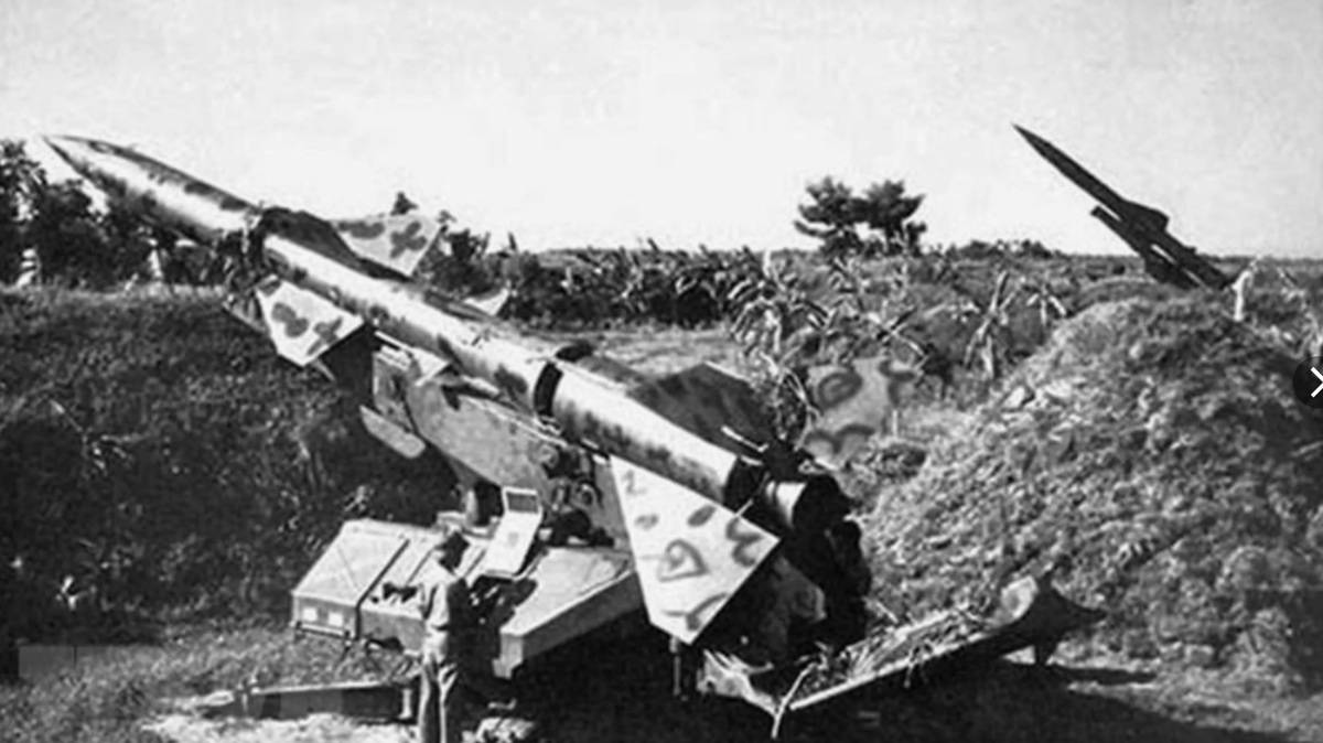 С-75 в засаде. Именно так, с замаскированных временных позиций и сбивались в основном американские самолёты во Вьетнаме. Фото архив "Красная звезда"