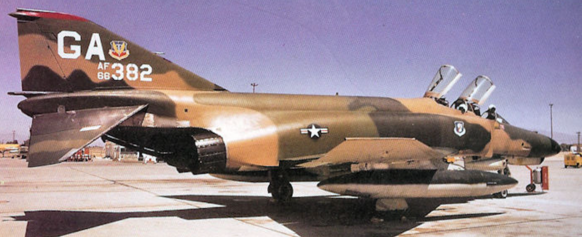 McDonnell Douglas F-4 Phantom II 47-й тактической истребительной эскадрильи ВВС США готовится к очередному вылету на Ханой. Фото аржив ВВС США.