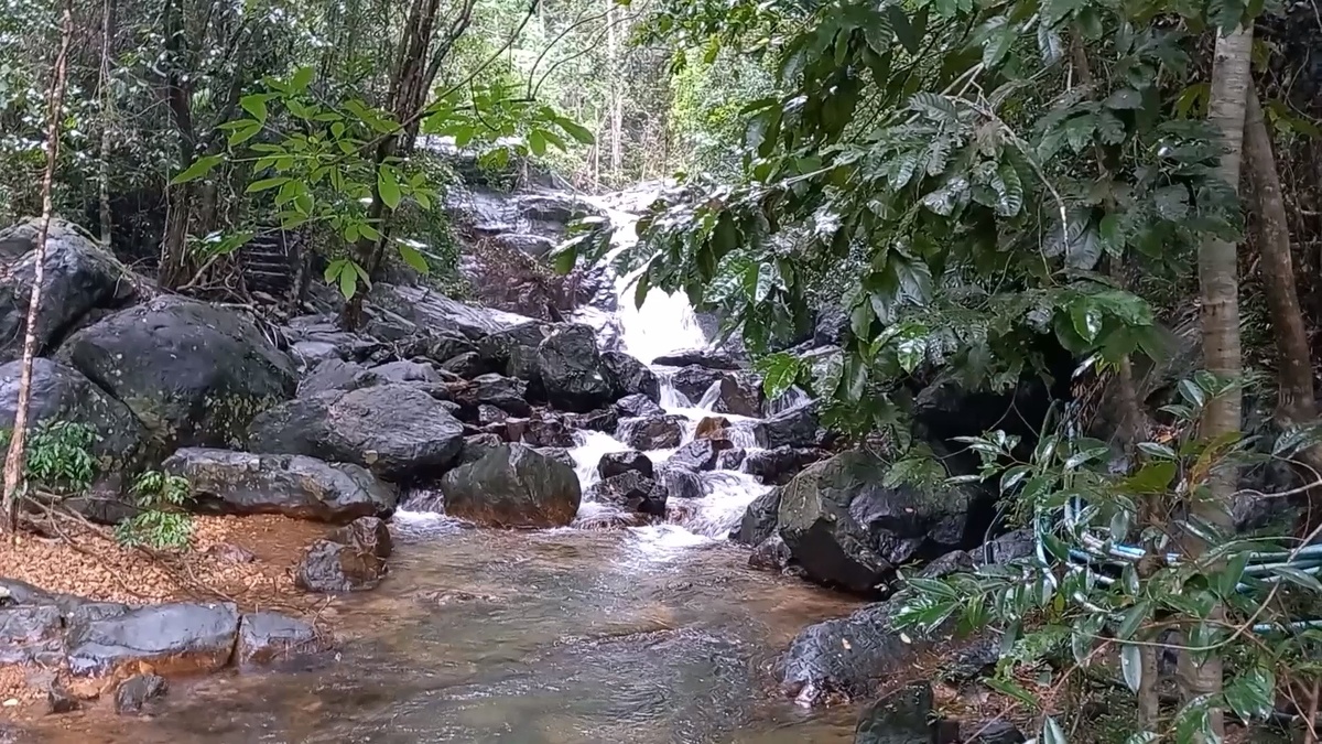 Водопад Khlong Nonsi Waterfall на о. Чанг. Таиланд, июль 2024.
