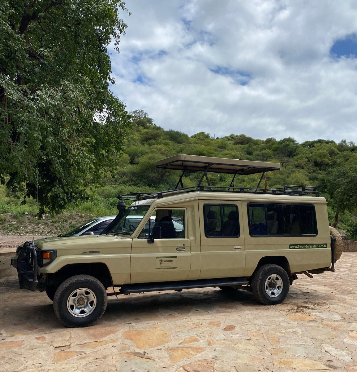 Машина укреплена внутри, эффективна на бездорожье (дожди могут размывать дороги в парках), крыша приподнимается для лучшего обзора