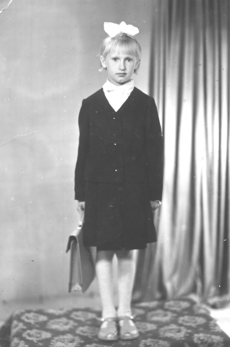 Первоклашка СССР. 1967 год. Никаких белых фартуков поверх форменных платьев. Семейный архив. Латв.ССР, г. Екабпилс. 