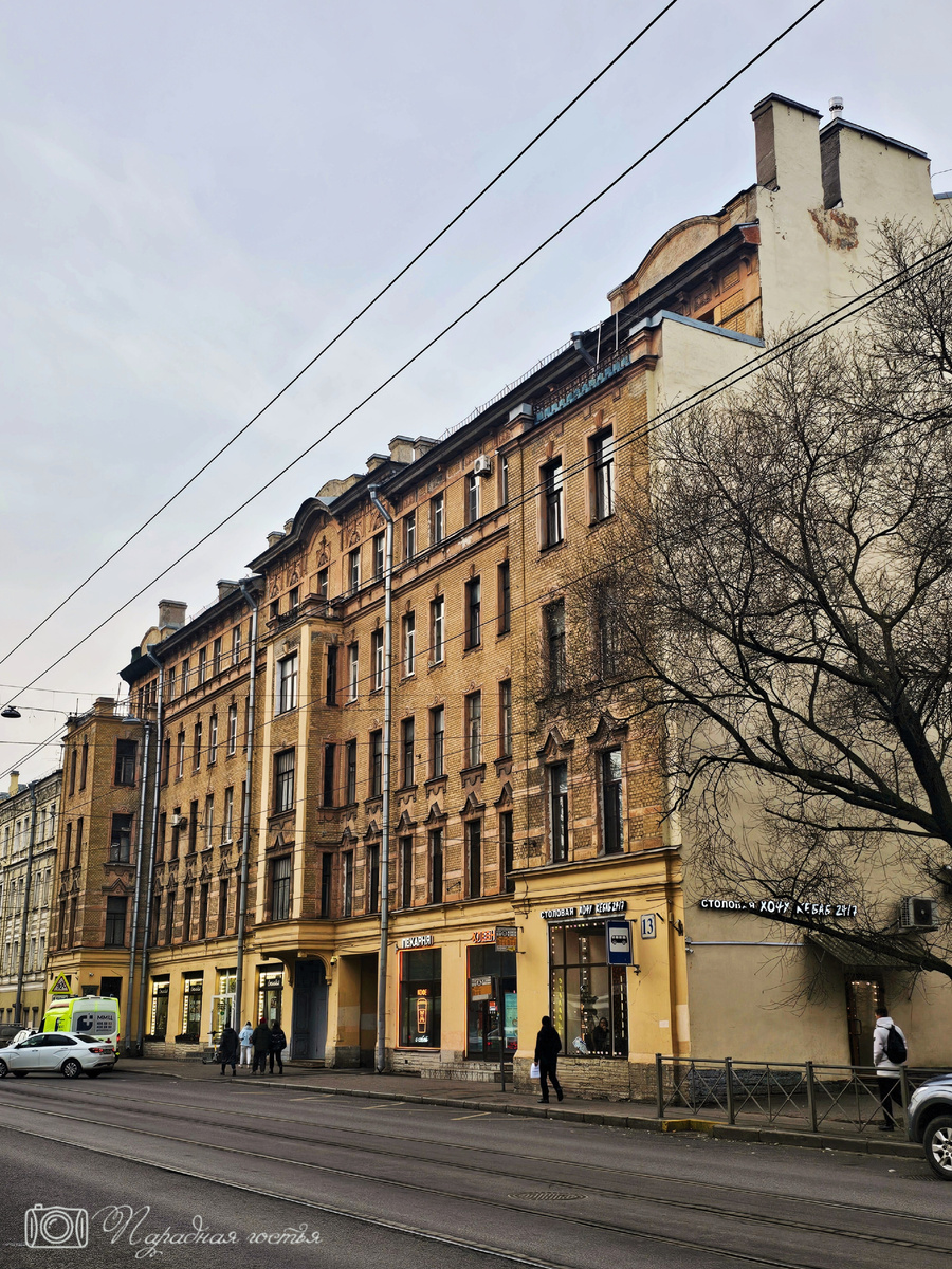 Это не самый очевидный район для дома с парадной. Фото: Парадная гостья