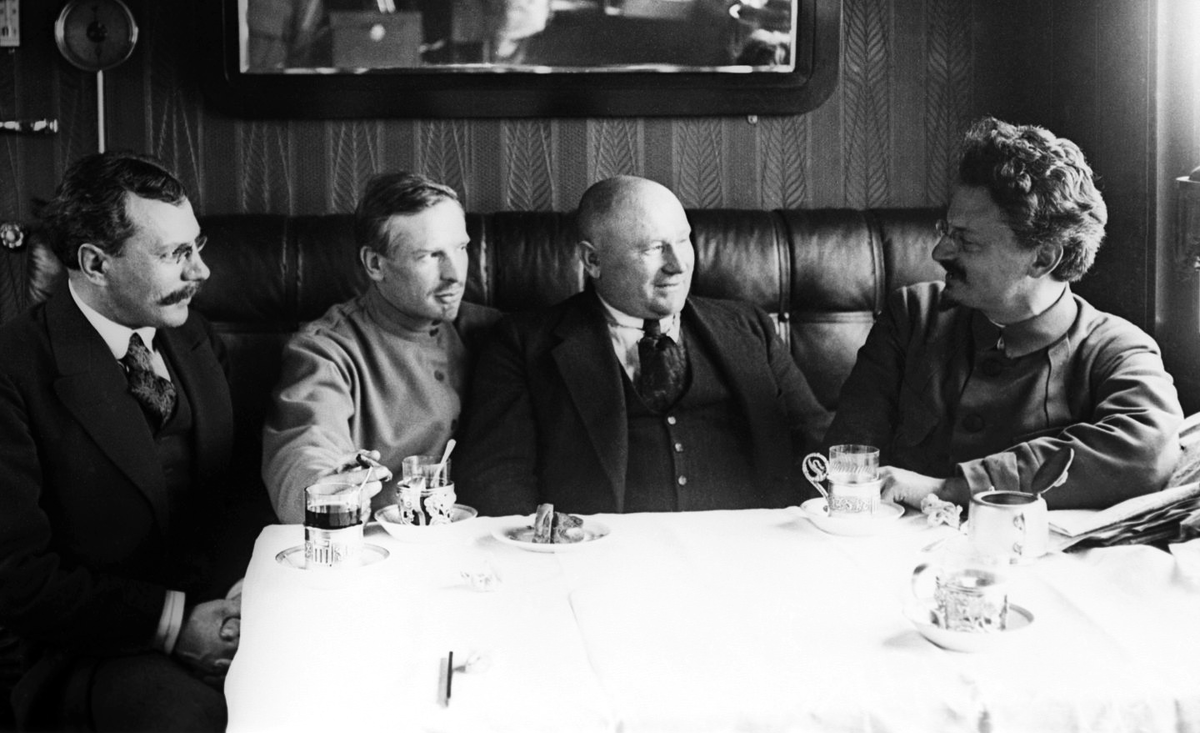 Лев Троцкий (справа) в вагоне своего штабного поезда, 1920 год. Источник фото: ru.wikipedia.org Авторство: Д. И. Богданов (ок. 1880 — до 1940). Газета "В пути", №111, май 1920 / Глав. ред. Д. И. Богданов [бывший командир московского учебного батальона], Общественное достояние, https://commons.wikimedia.org/w/index.php?curid=57128442