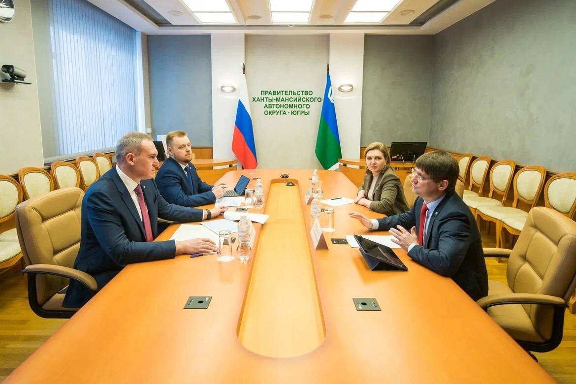    Руслан Кухарук обсудил результаты цифровых проектов с управляющим Югорским отделением Сбербанка Виталием Дорошенко