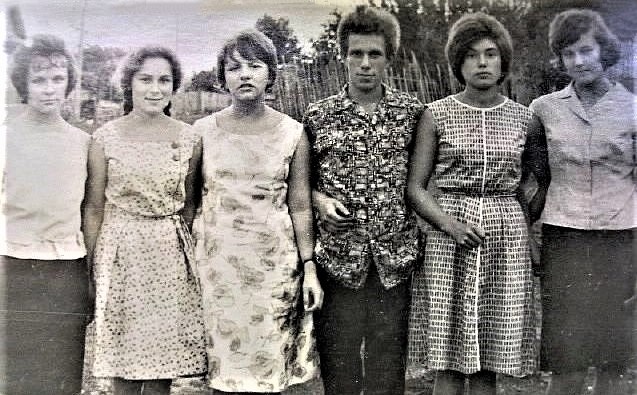 Женя с одноклассницами. Вторая слева Наташа Каржевина. Других - подскажите.