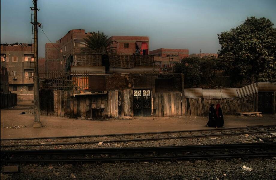    Женщины прогуливаются вдоль рельсов, Египет