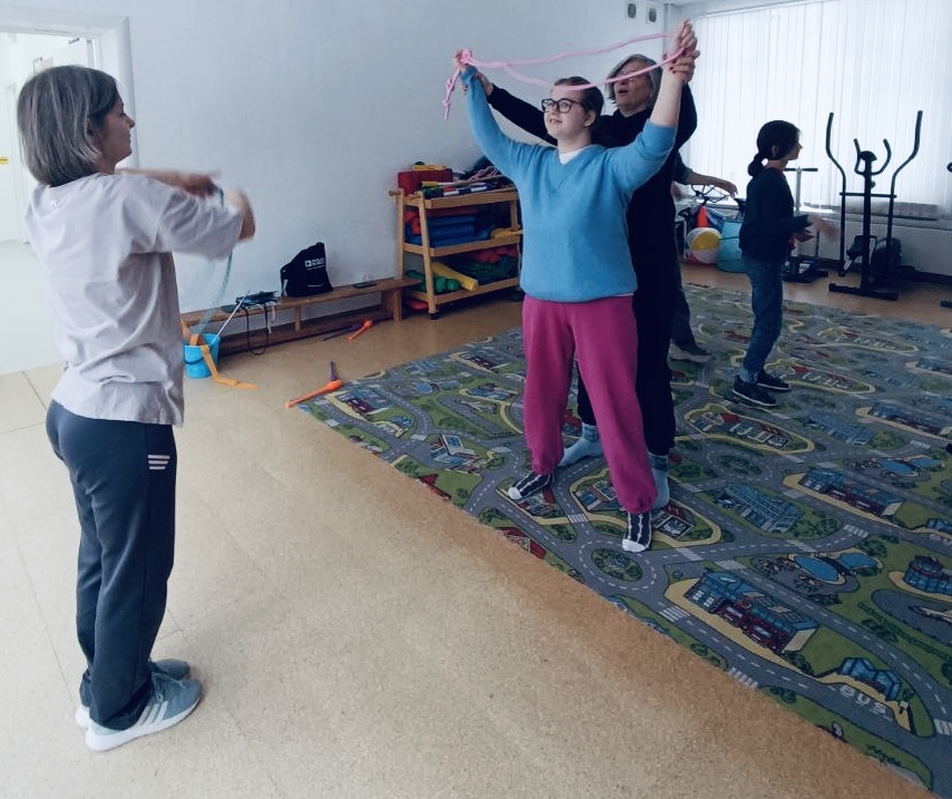 Саша на занятиях АФК с Таней Ковалевской и своей сопровождающей Ирой, Алиса - на заднем плане