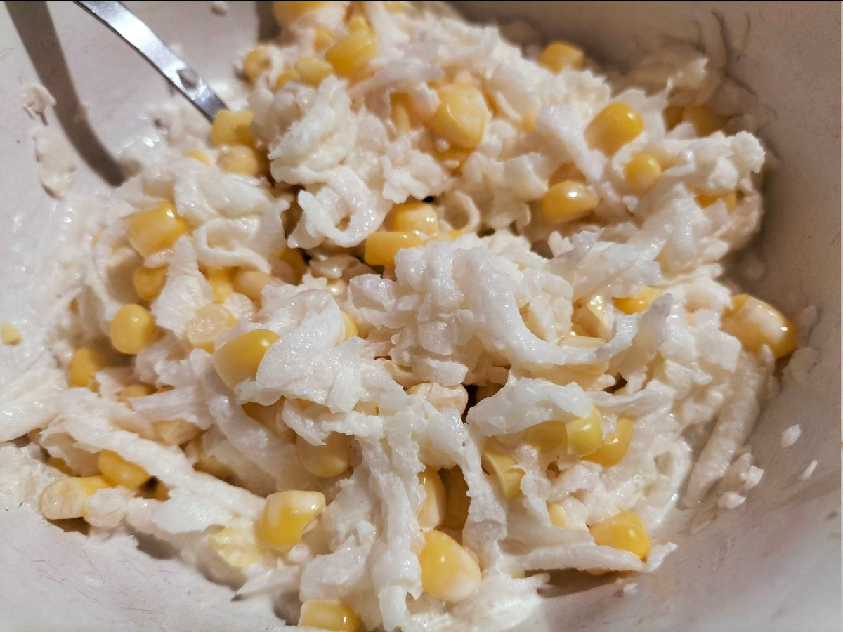 Что интересно, яблоко не потемнело в салате с редькой.