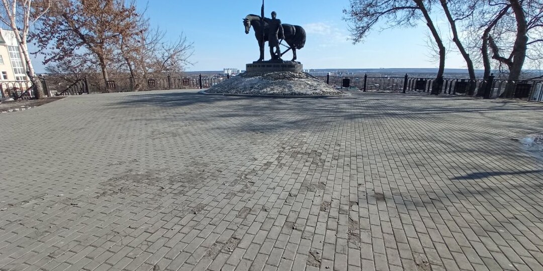 У памятника Первопоселенцу в Пензе разрушается новая плитка