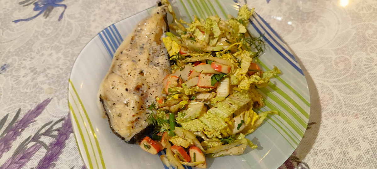 Стейк зубатки с овощным салатом. Фото: Краса Елена