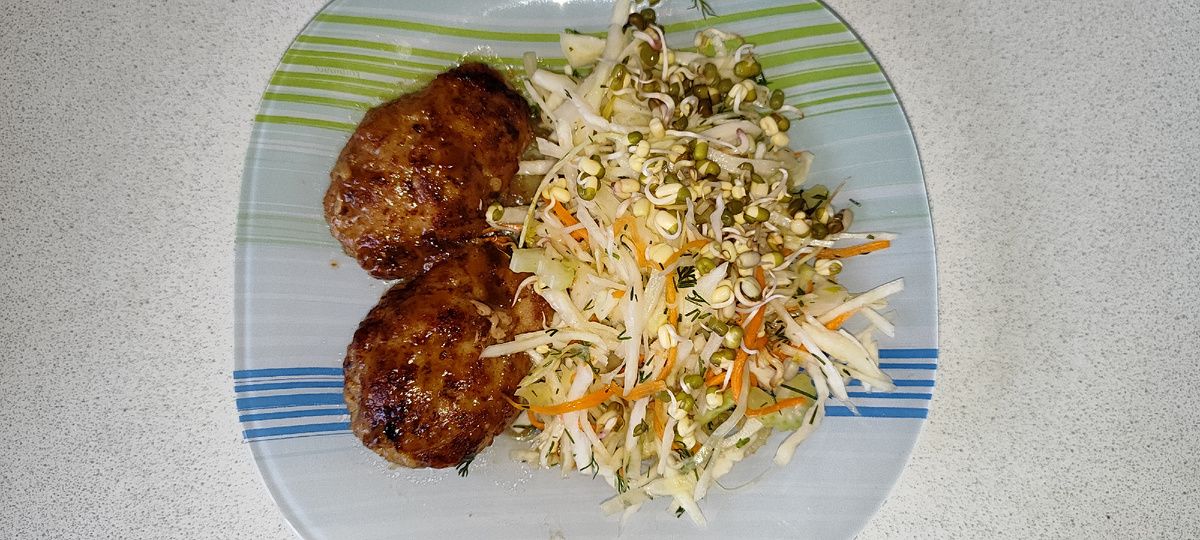 Куриные котлеты с овощным салатом. Фото: Краса Елена