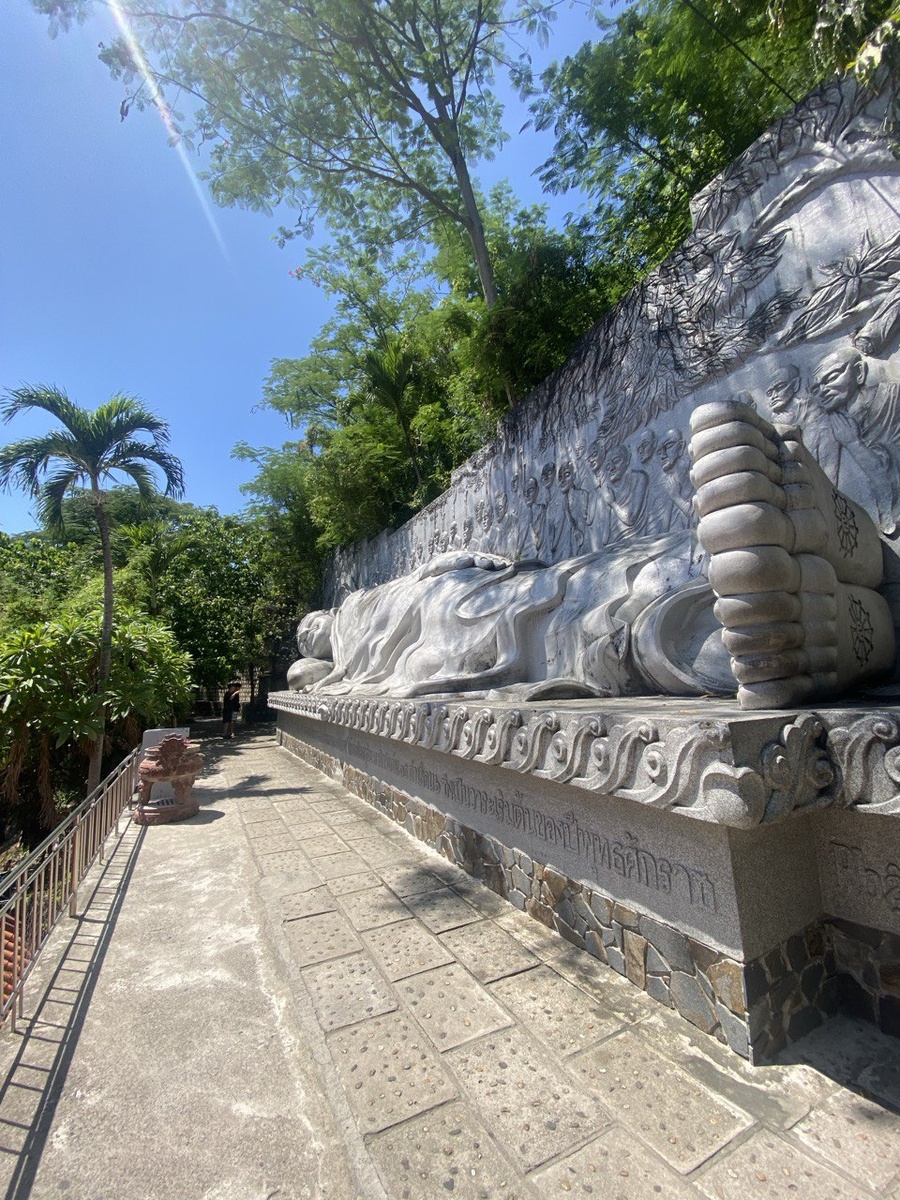 Потрите локоть лежачего Будды и загадайте желание.