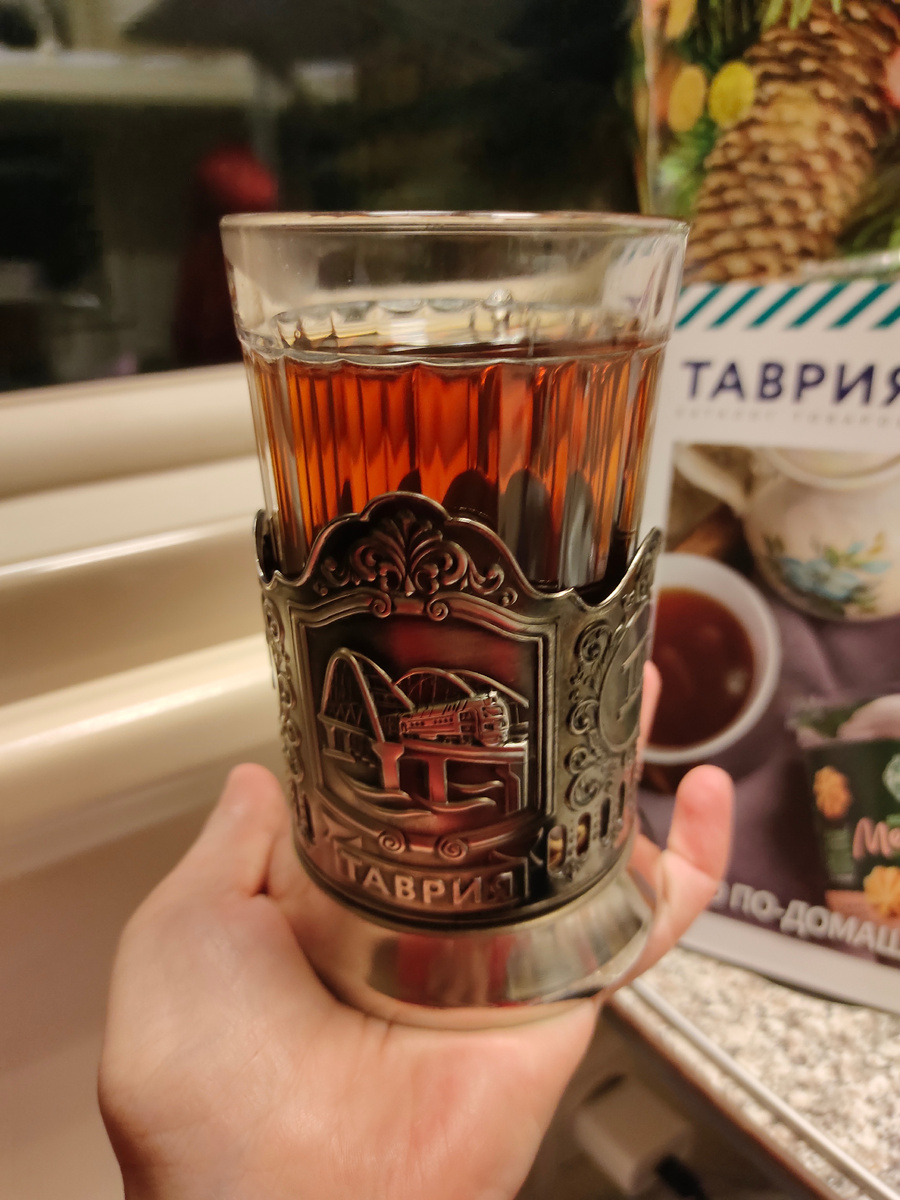 Чай в стакане с подстаканником в поезде - тоже традиция 