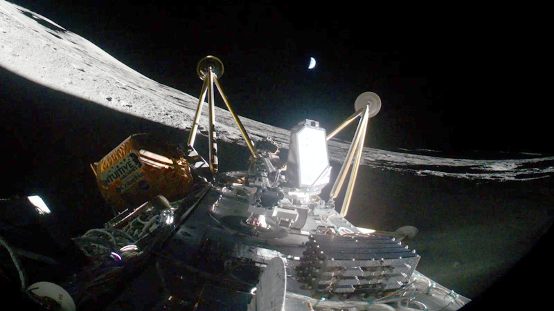 "Афина" лежит на лунной поверхности