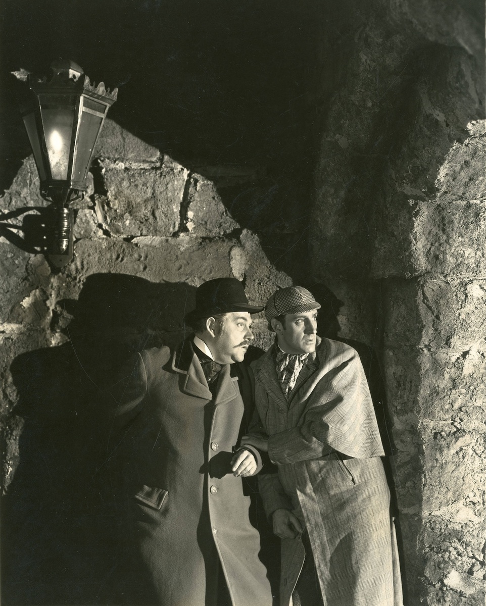 Найджел Брюс в роли доктора Ватсона и Бэзил Рэтбоун в роли Шерлока Холмса в фильме «Приключения Шерлока Холмса», 1939. 