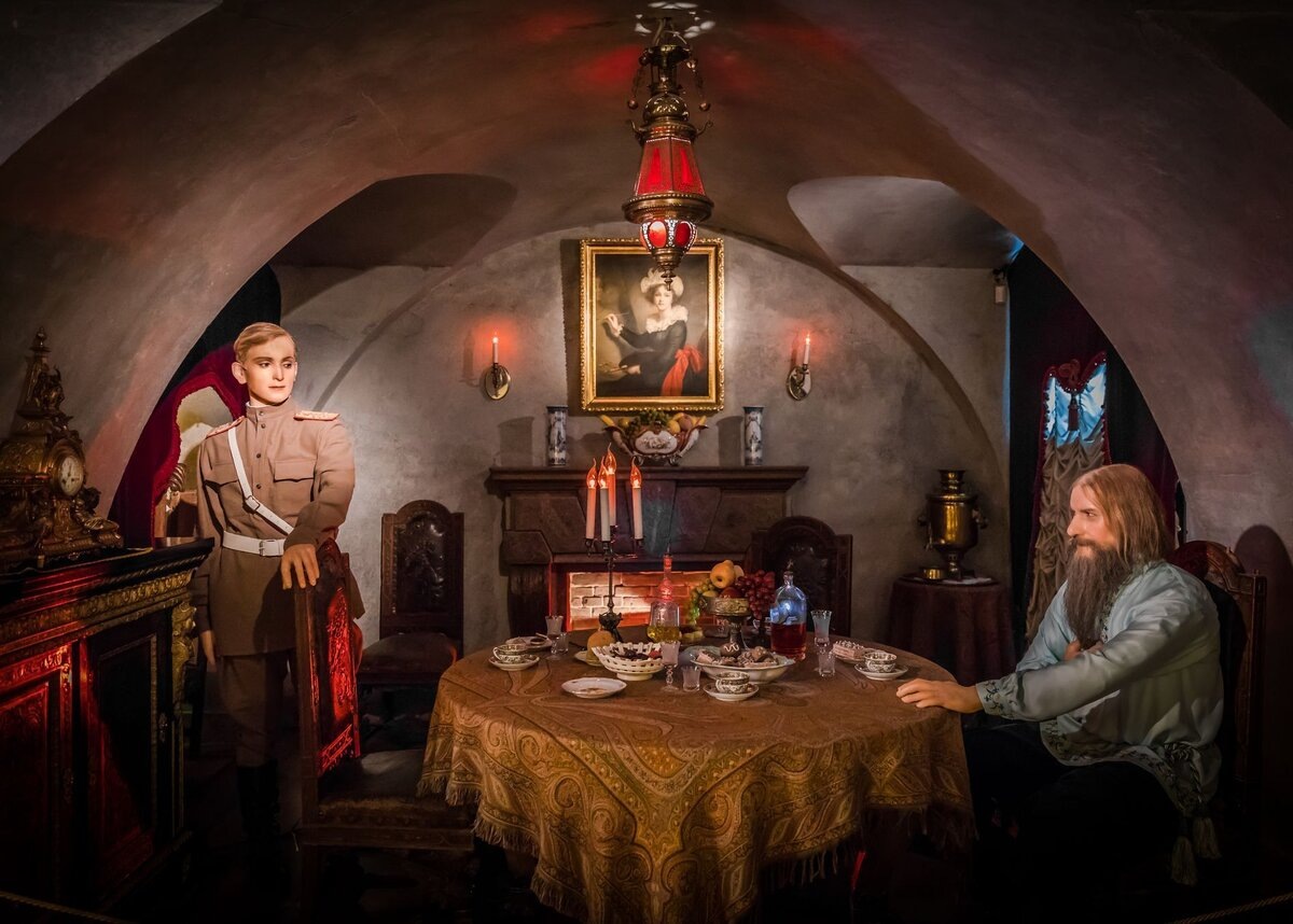 Юсупов убивает Распутина.