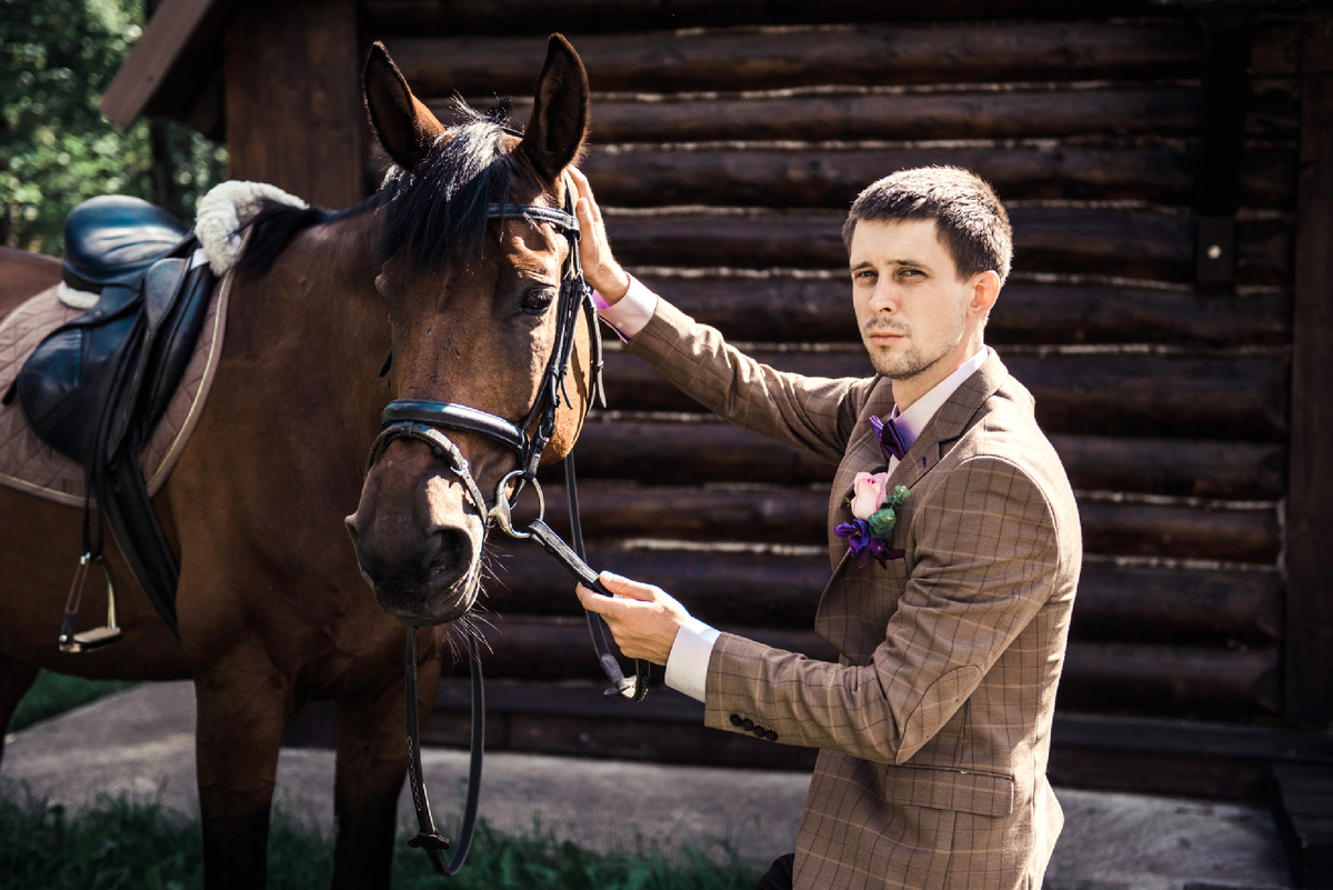 Фото мужа и лошади сделано на нашей свадьбе. Тогда я ещё понятия не имела, что я буду заниматься верховой ездой и у меня будет своя лошадь.