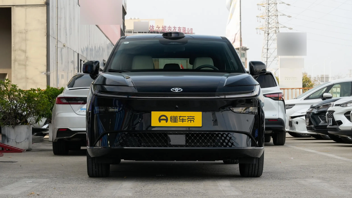 Toyota BZ3X 2025 вид спереди 