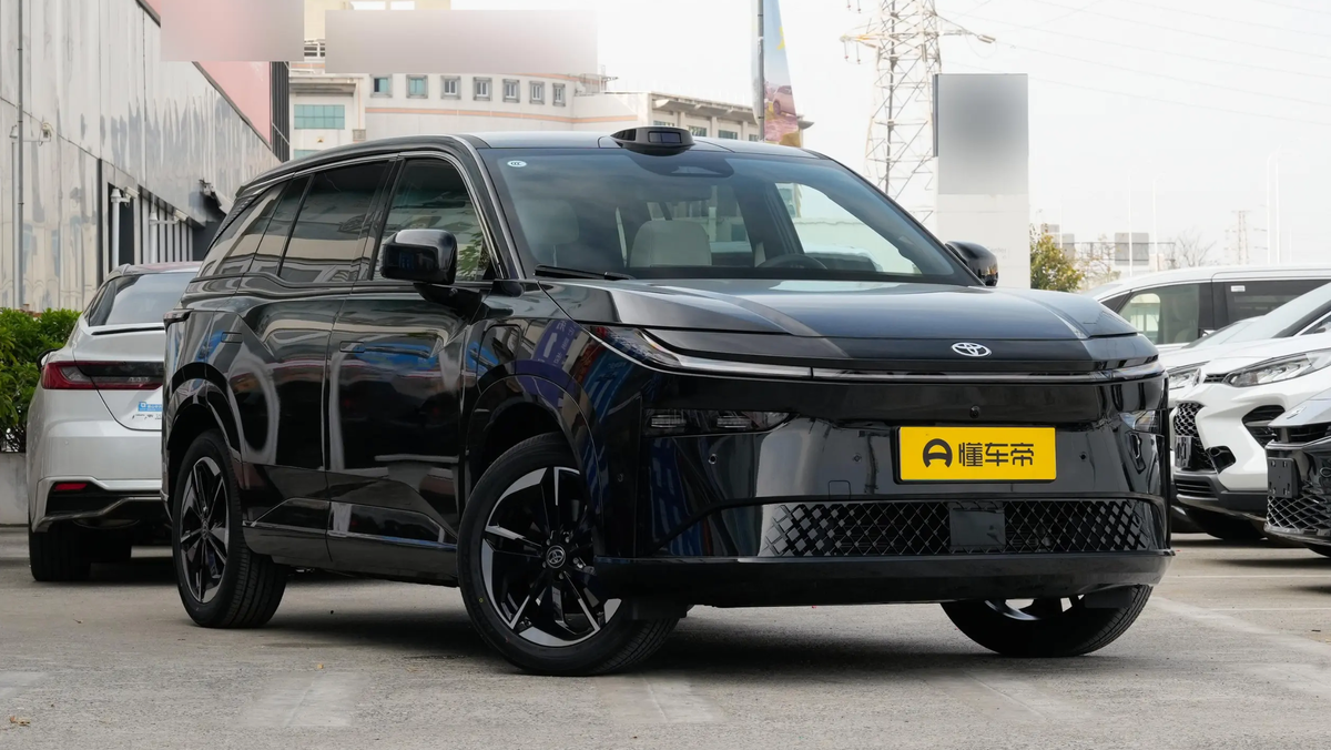 Toyota BZ3X 2025 вид спереди