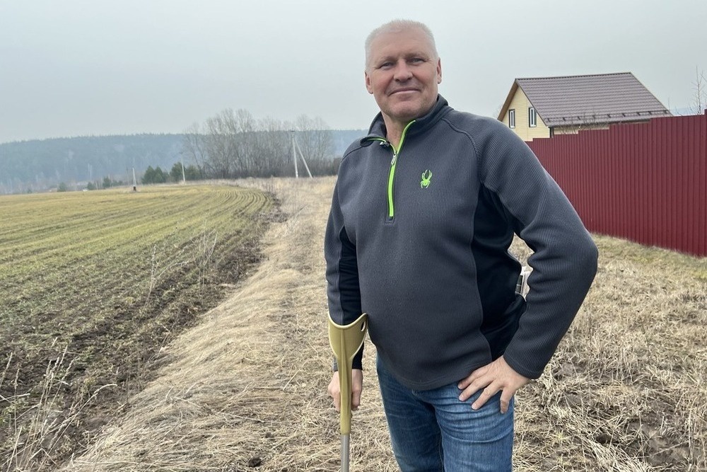    Свою стрельбу по украинским дронам Александр Юдаев описывает с помощью костыля. Ружье, как и положено, находится в сейфе. / Юрий Снегирев