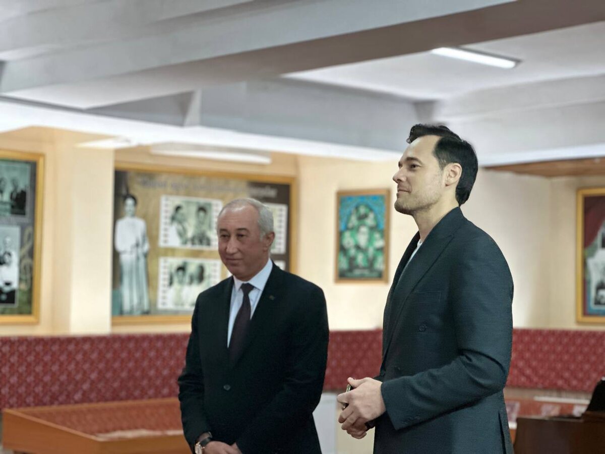 Заслуженный артист Татарстана Альберт Жалилов провёл мастер класс для туркменских студентов //  фото: пресс-служба Русского Дома в Ашхабаде.