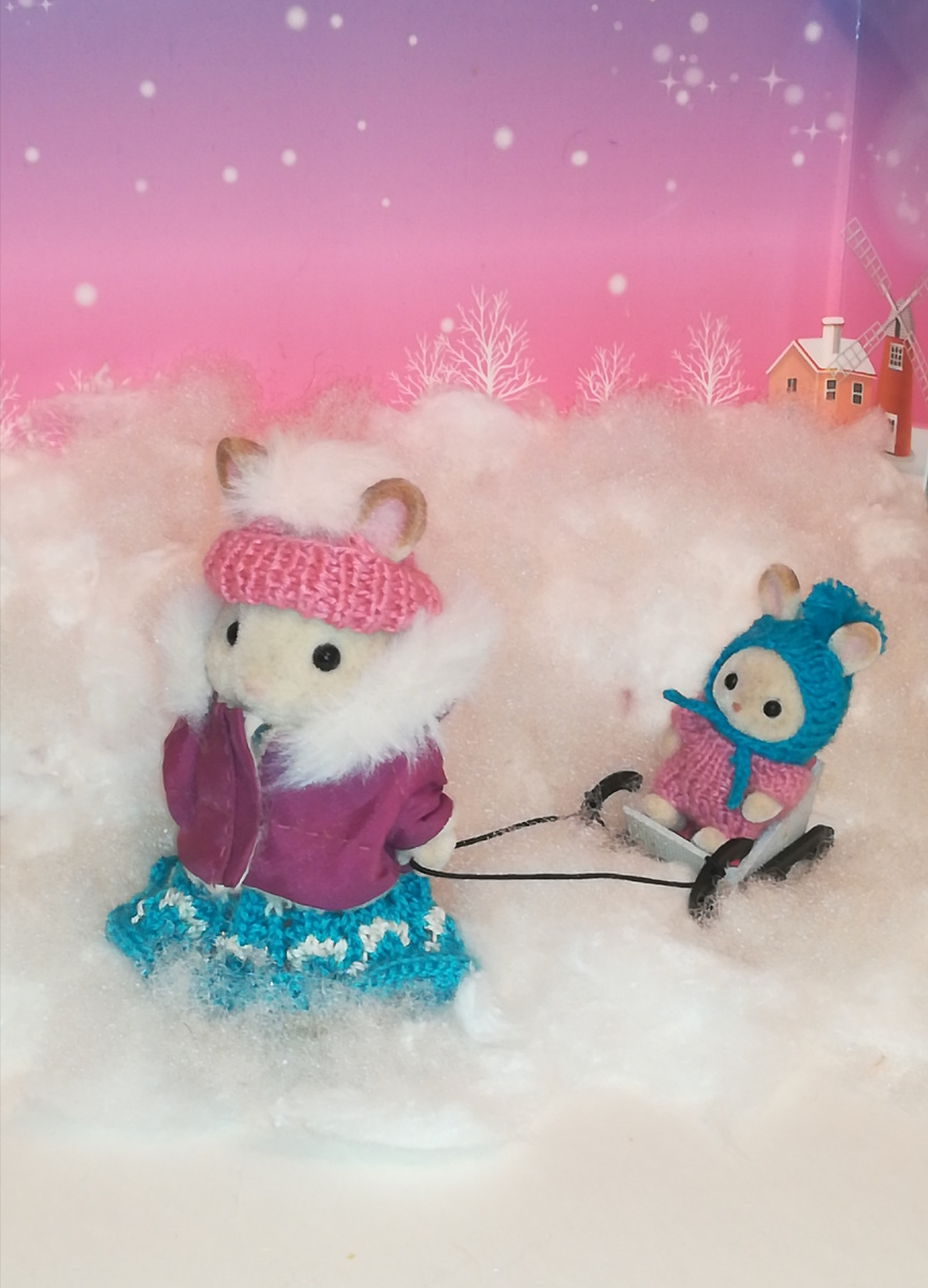 В городе Сильванске огромные сугробы. Мама шоколадная зайчиха везёт на саночках зайчонка из детского сада.