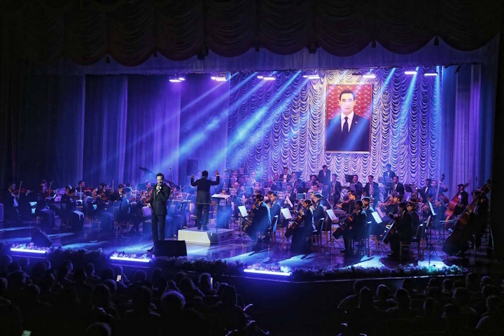 Певцу аккомпанировал Государственный симфонический оркестр Туркменистана под управлением заслуженного артиста Туркменистана Расула Клычева