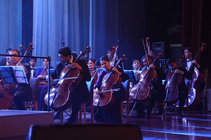 Певцу аккомпанировал Государственный симфонический оркестр Туркменистана под управлением заслуженного артиста Туркменистана Расула Клычева