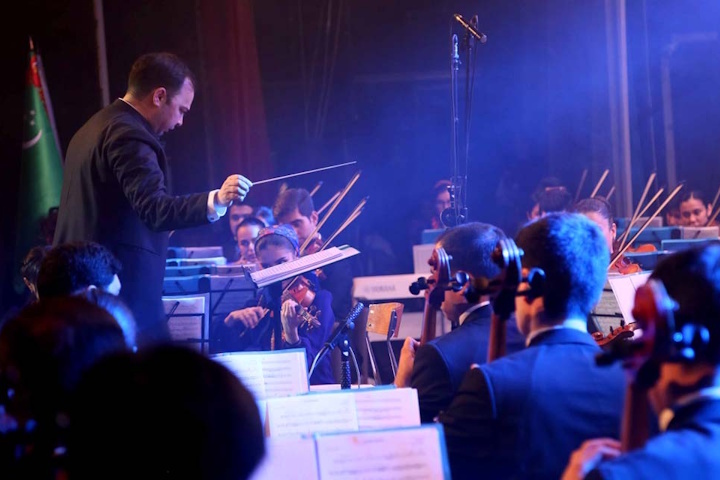 Певцу аккомпанировал Государственный симфонический оркестр Туркменистана под управлением заслуженного артиста Туркменистана Расула Клычева