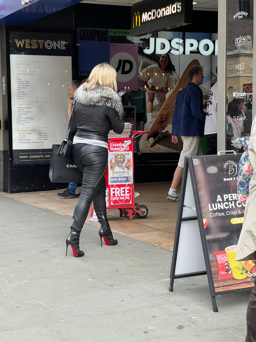 Магазины на Оксфорд стрит (главная улица с доступными магазинами в Лондоне). Фотография из личного архива. 