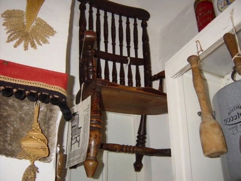 Стул в музее (https://avatars.dzeninfra.ru/get-zen_doc/3665883/pub_5ef089be3acdc22b1f45459f_5ef1087d0d8c664bdd1d6850/scale_1200)