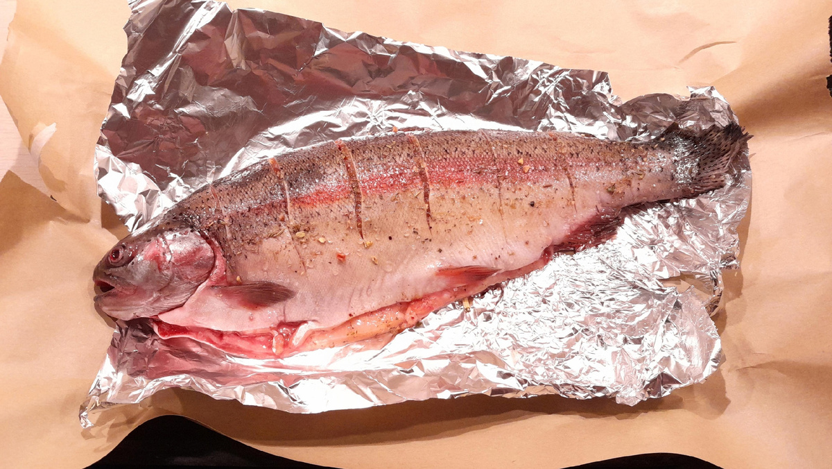 Форель надрезаем и натираем солью и приправами.