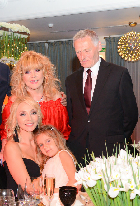 Кристина с папой Миколасом Эдмундасом, мамой Аллой Пугачевой и дочерью Клавдией