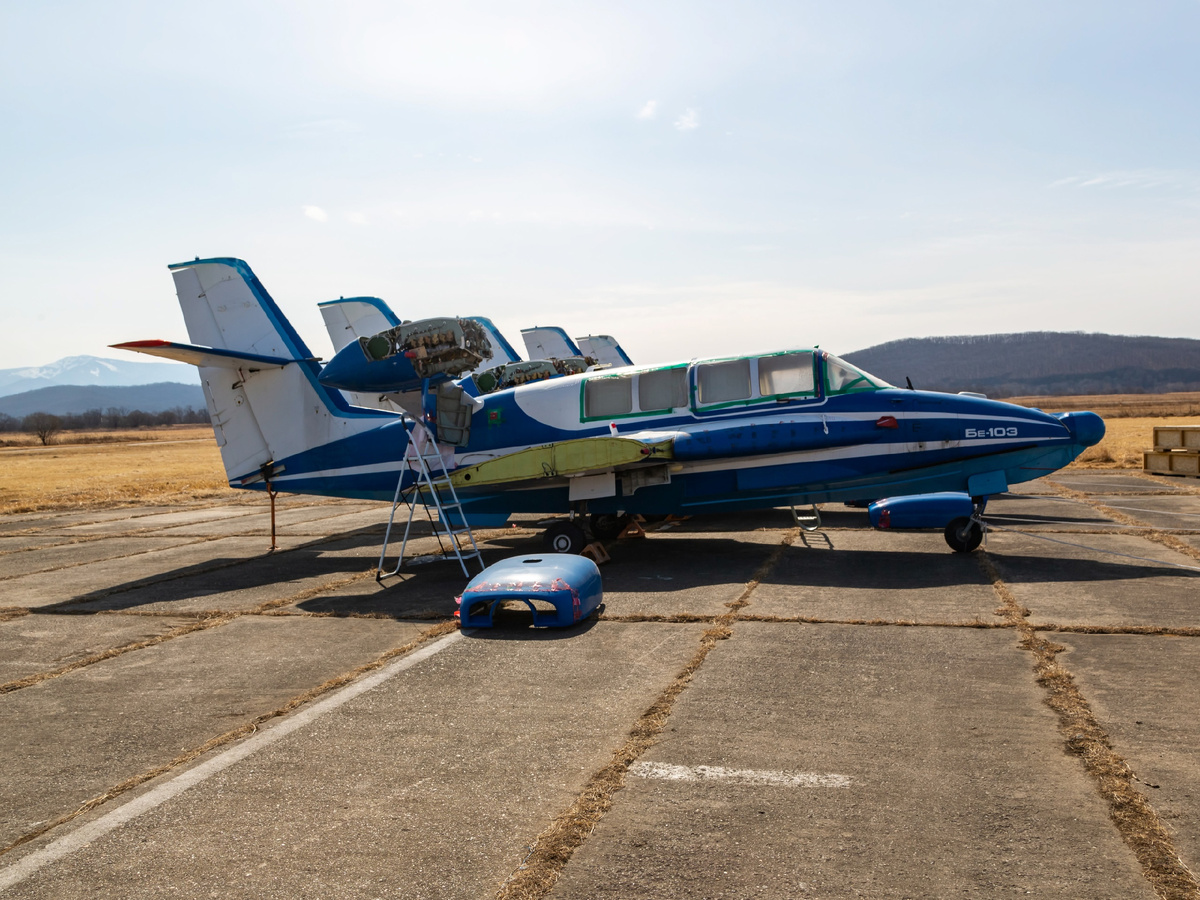 Линейка Бе-103 ожидающих восстановления.