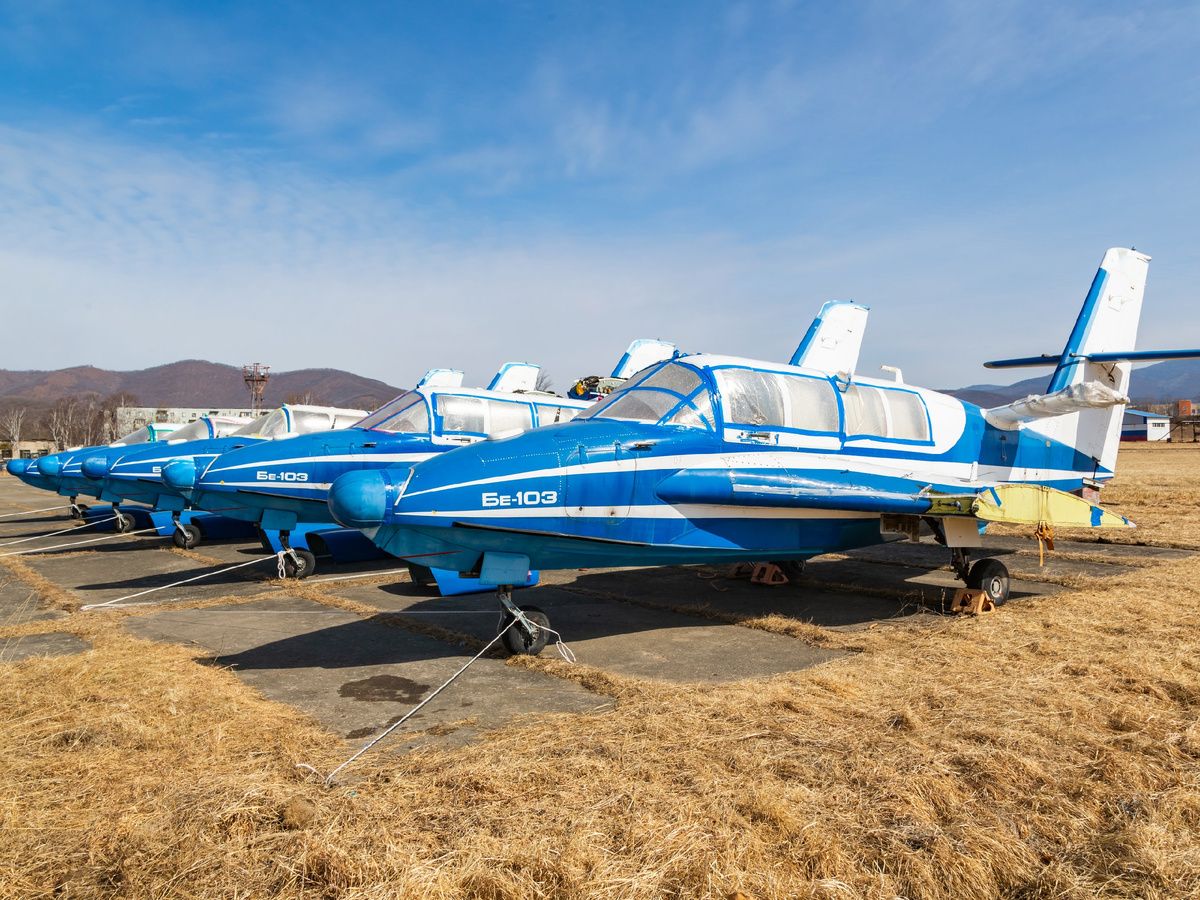 Линейка Бе-103 ожидающих восстановления на стоянке в Новонежино.