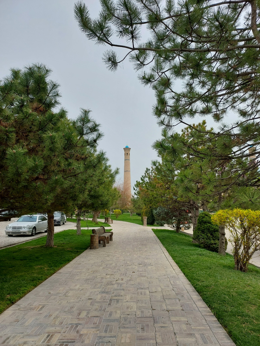 Минарет ансамбля Хазрати имам