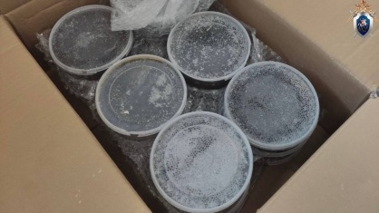 Черная икра в таких пластиковых контейнерах без этикеток и маркировки - это однозначно браконьерская продукция или искусственная (имитированная) икра, выдавемая за натуральную.