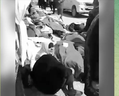   Старики Сирии оплакивают смерть мужчин. Фото: стоп-кадр видео