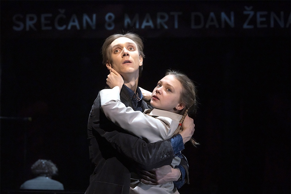    Актеры Егор Разливанов и Альбина Абрамова в спектакле "Сто бед". / Пресс-служба Театра Вахтангова