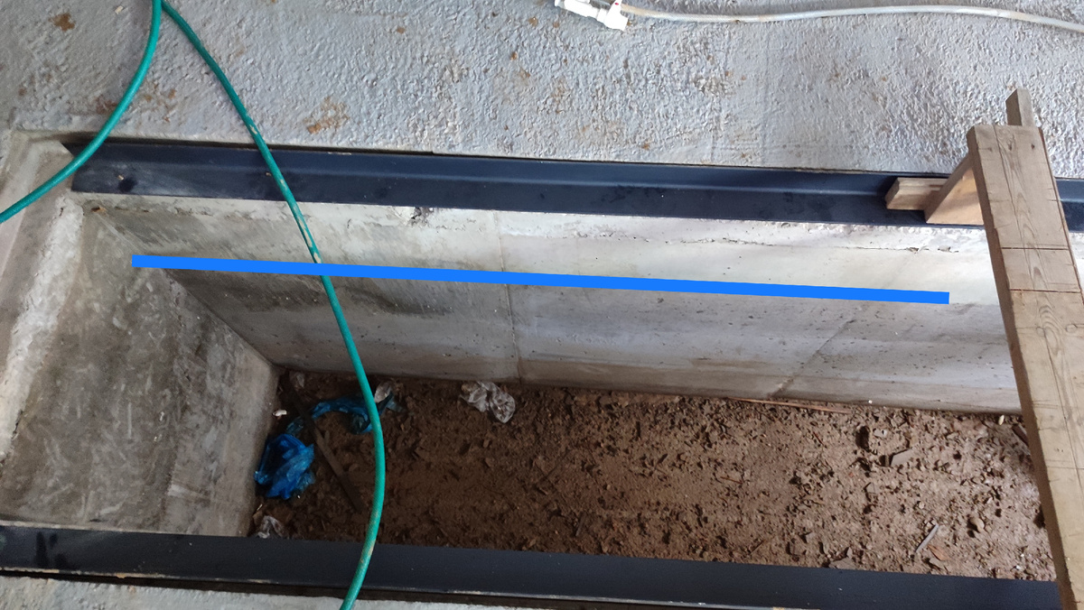 В яме вода поднималась до уровня синей линии