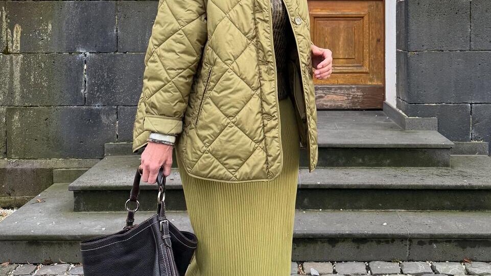 Как одеться стильно и не запариться: 10 комфортных весенних образов с верхней одеждой для женщин 50+