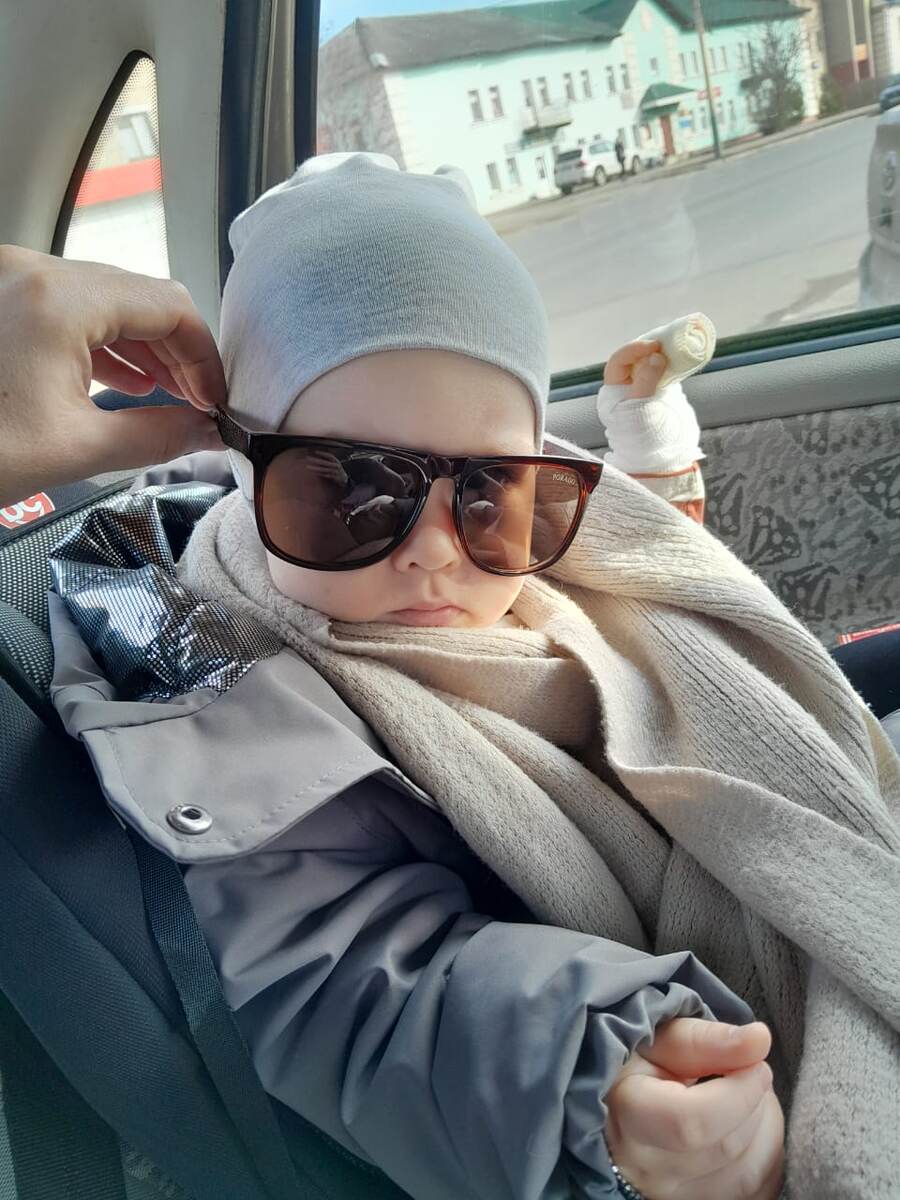 С папой в машине, ждут, когда мама документы из травмпункта принесёт (не принесла) 