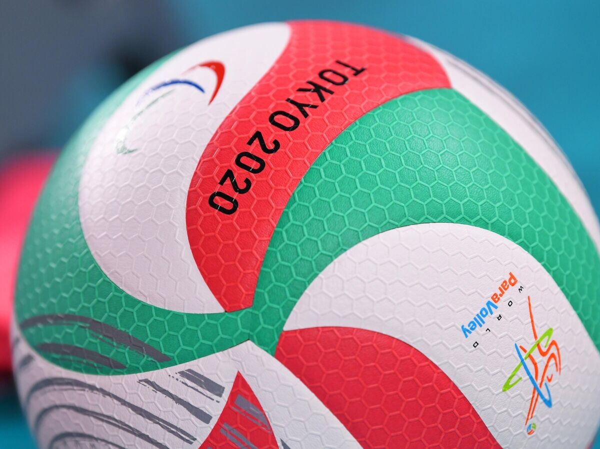    Волейбольный мяч во время матча предварительного этапа по волейболу сидя среди мужчин между сборными командами Японии и России на XVI Летних Паралимпийских играх в Токио. © РИА Новости / Павел Бедняков