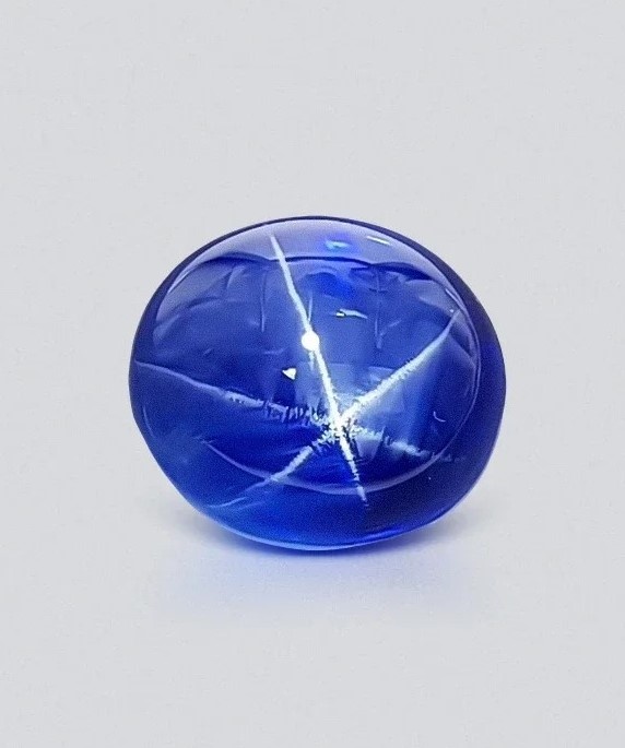 Синий звёздчатый сапфир (royal blue), Шри-Ланка, масса 22,14 ct, стоимость 154980 долларов США.