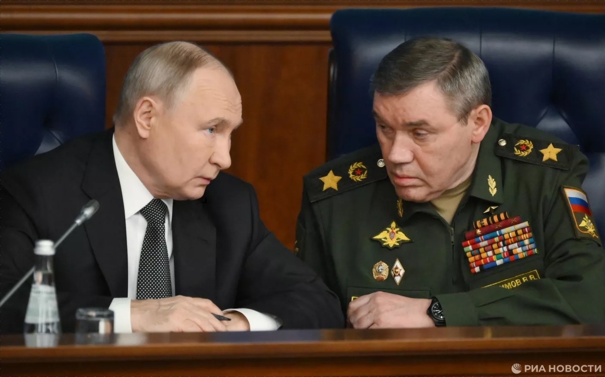 © РИА Новости / Григорий Сысоев
Президент России Владимир Путин и начальник Генерального штаба Вооруженных Сил РФ Валерий Герасимов.