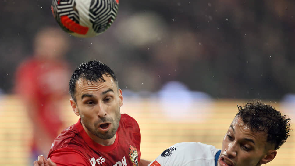 Игрок команды ЦСКА Милан Гаич (слева) и игрок команды «Динамо» Бителло.📷Фото: Иван Водопьянов / Коммерсантъ