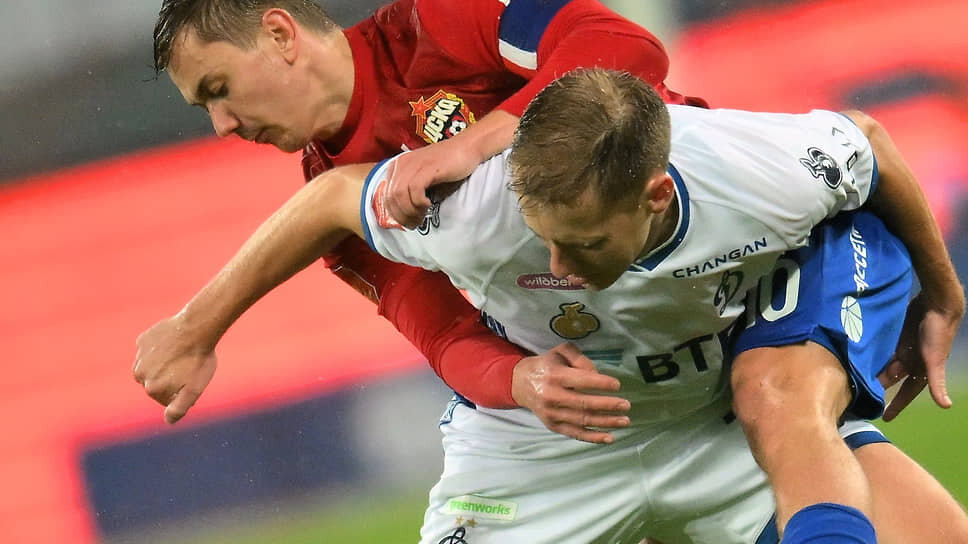 Игрок команды «Динамо» Даниил Фомин (справа) и игрок команды ЦСКА Иван Обляков (слева).📷Фото: Иван Водопьянов / Коммерсантъ