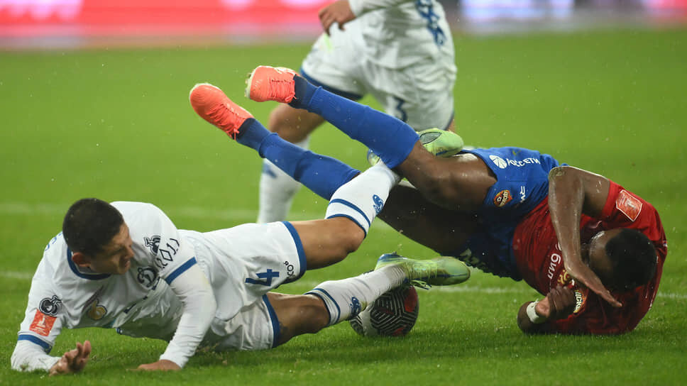 Игрок команды «Динамо» Хуан Хосе Касерес (слева) .📷Фото: Иван Водопьянов / Коммерсантъ