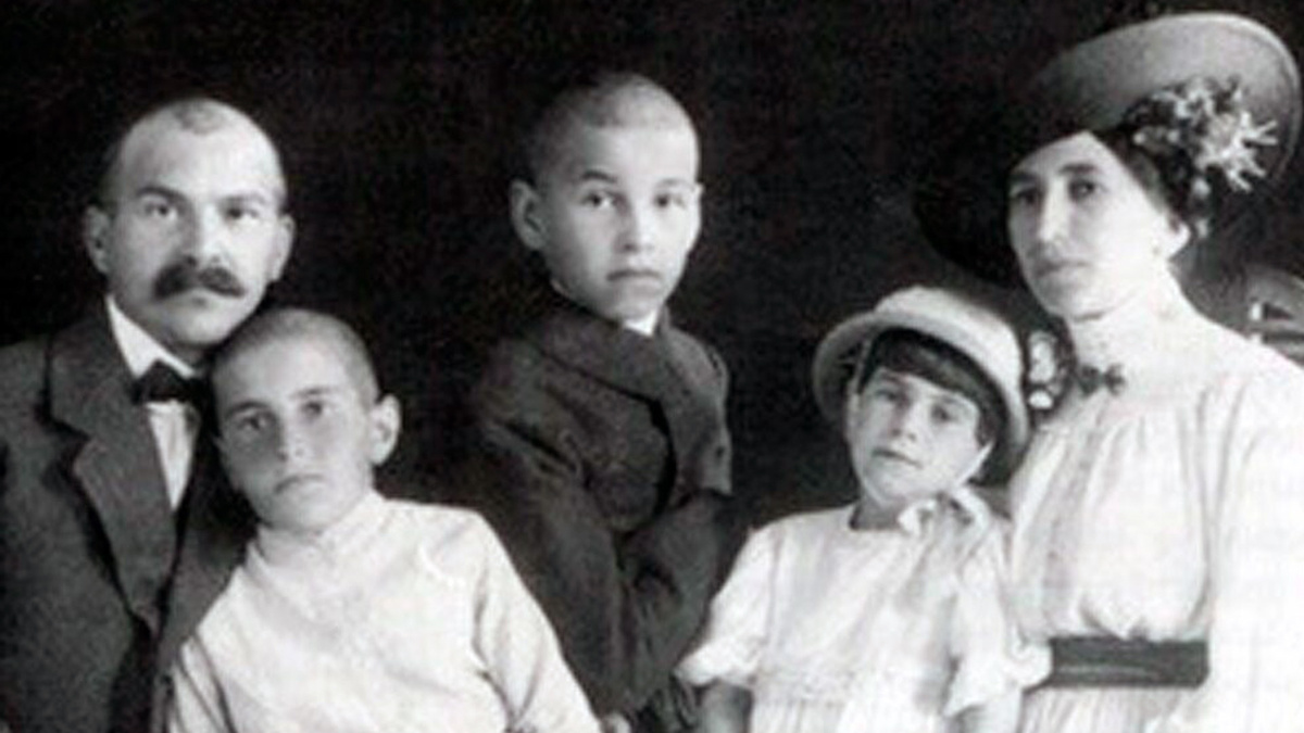 Афанасий Фирсов с семьёй