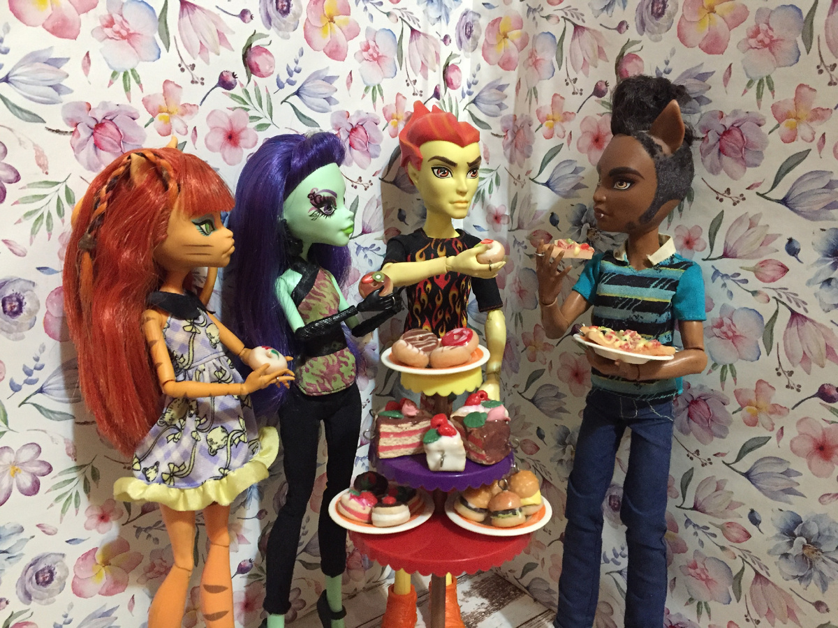 "Я не буду есть этот пончик, угощу любимого" - подумала Сана.